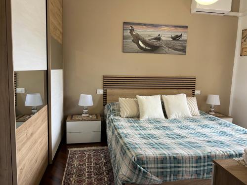 Un dormitorio con una cama con dos mesas y dos lámparas. en Casa BELLOCCHIO, en Perugia