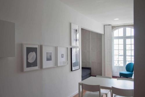 a white room with a table and chairs and a window at Panorama Apartments Ribeira Gaia in Vila Nova de Gaia