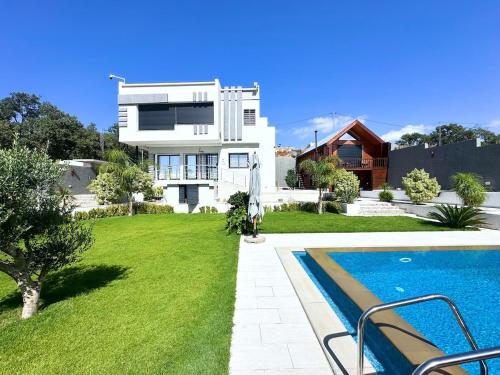 een huis met een zwembad voor een tuin bij Ochi Houses - Ain drahem in Ain Draham