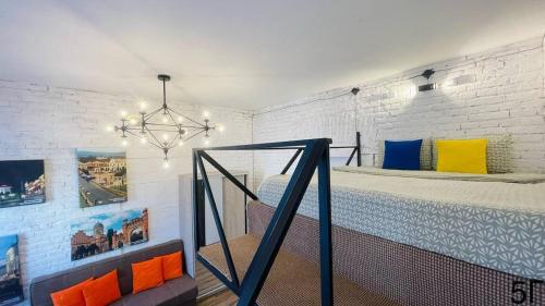 a bedroom with a bed and a wall at Квартира-студія в центрі міста біля Кобилянської in Chernivtsi