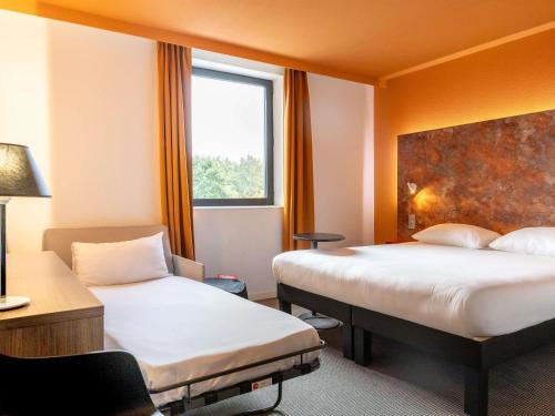 a hotel room with two beds and a window at ibis Styles Toulouse Cite Espace in Toulouse