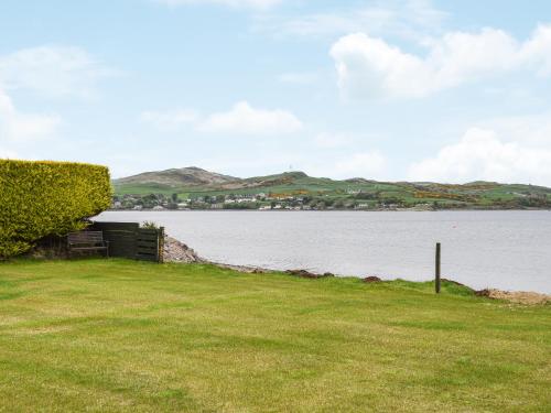 a view of a lake with mountains in the background at Gleaner Lea Apartment in Campbeltown