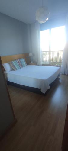 Apartamento luminoso cerca de Plenilunio y aeropuerto con garaje, piscina y vigilancia 24h, se hace factura si es necesario