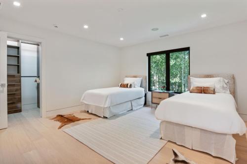 Una cama o camas en una habitación de RMR: Tensleep Oasis Home in The AspensWilsonWY
