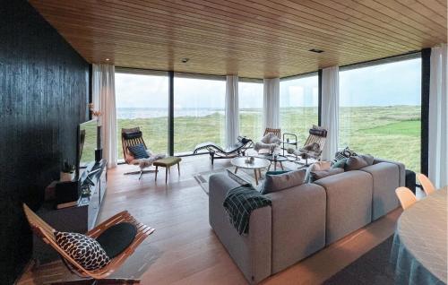 Χώρος καθιστικού στο Beautiful Home In Borhaug With House Sea View