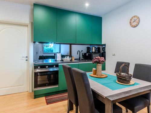 Kuchyň nebo kuchyňský kout v ubytování Apartment Rolando by Interhome