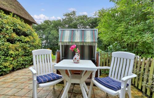 Galmsbüllにある1 Bedroom Cozy Apartment In Galmsbüllの椅子2脚、花瓶テーブル