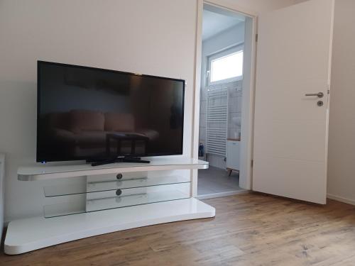 a flat screen tv sitting on a white entertainment center at Ferienwohnungen Am Storchennest in Krembz bei Gadebusch in Krembz