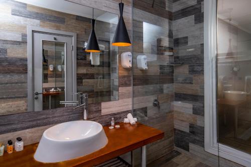 ein Badezimmer mit Waschbecken und Spiegel in der Unterkunft Risus Beach Resort Hotel in Kusadası