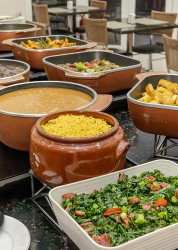 a buffet with many different dishes of food at Nobile Inn Jundiaí in Jundiaí