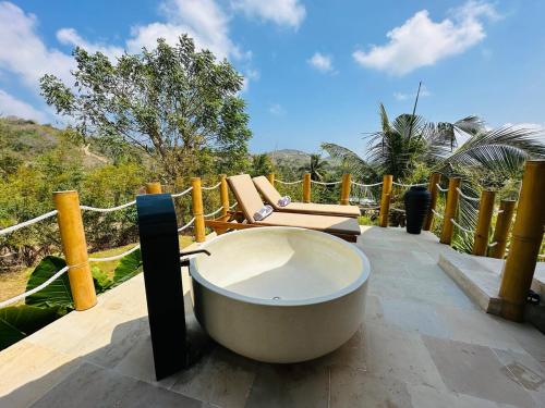 Green Poya Resort and Spa的阳台或露台