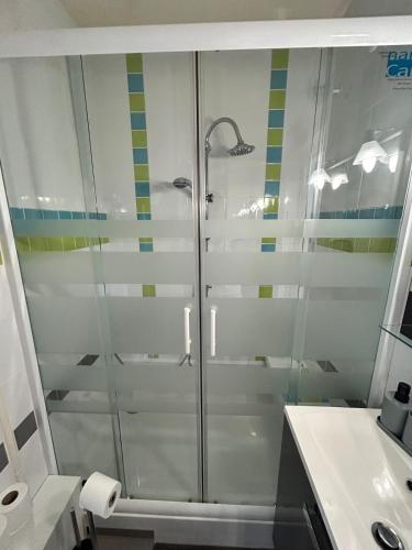 Koupelna v ubytování Le Petit Bois, plage, parking privé