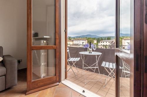 a room with a balcony with a table and chairs at Zardo Winery 2 in San Pietro in Cariano