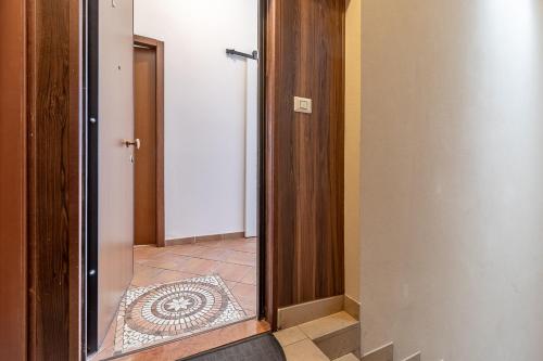 a hallway with a door and a tile floor at Zardo Winery 2 in San Pietro in Cariano