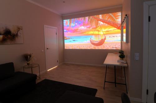 uma sala de estar com uma grande pintura de uma rede na parede em The Oasis - Heart of Riga em Riga