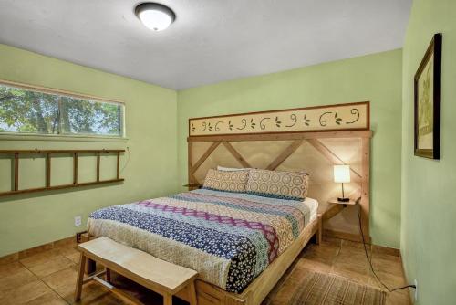 Ένα ή περισσότερα κρεβάτια σε δωμάτιο στο Creekside Juanita's Place - 51 E 200