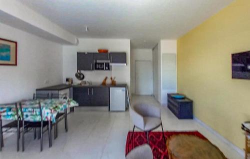 Dapur atau dapur kecil di Gorgeous Apartment In Dunkerque With Wifi
