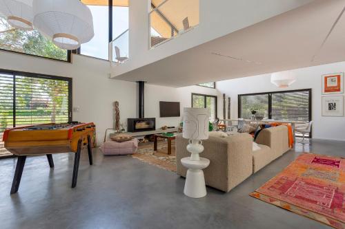 Posezení v ubytování Maison Lyon Ecully piscine climatisation de 250 M2