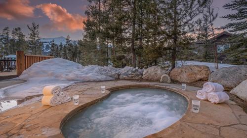 a jacuzzi tub with snow in a yard at Rustic Timber Lodge in Breckenridge
