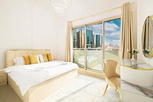 ドバイにあるLuxury 1 Bedroom On Marina Walk, Sleeps 5, 1 Min to Metroのベッドと大きな窓のある寝室