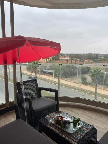 Un balcón o terraza de Appartement neuf avec piscine, balcon et à deux pas de la mer"