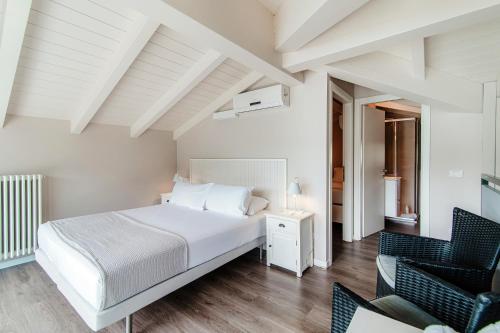 Una cama o camas en una habitación de Lake's Dream - by MyHomeInComo