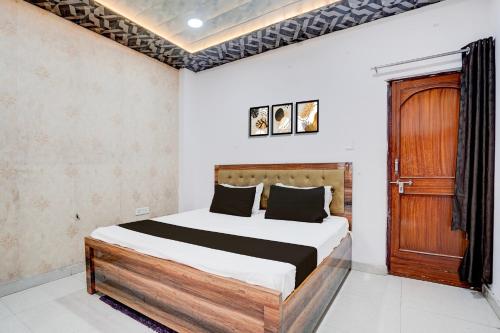 Katil atau katil-katil dalam bilik di Hotel O Paras Palace