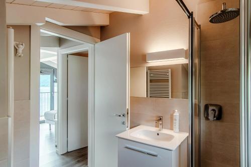 Un baño de Lake's Dream - by MyHomeInComo