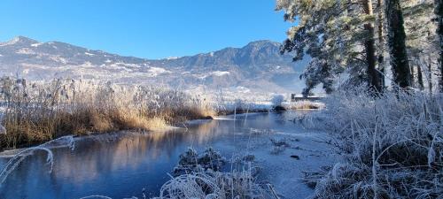 a river with snow on it with mountains in the background at Treffpunkt Heuwiese in Weite