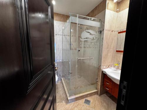 ハルガダにあるGravity Bedroom Apartment Sea View Pool View للأجانب فقط Just For Foreignersのシャワーと洗面台付きのバスルーム
