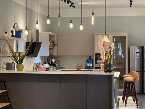 eine Küche mit weißen Schränken und einer Arbeitsplatte in der Unterkunft Dốc mộng mơ homestay & villa in Chương Nghĩa