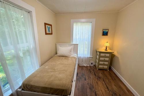 una piccola camera da letto con un letto e una finestra di Firefly Cottage a Sky Village