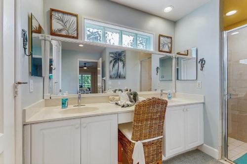 une salle de bain avec un lavabo et un miroir dans l'établissement Seaglass Point, à Railroad Islet
