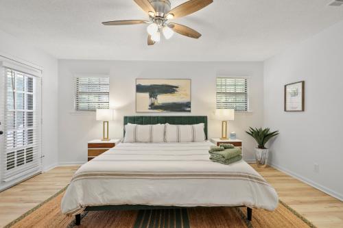 una camera con un grande letto e un ventilatore a soffitto di Large Family-Friendly Home w Spa Near Beach & City a Savannah