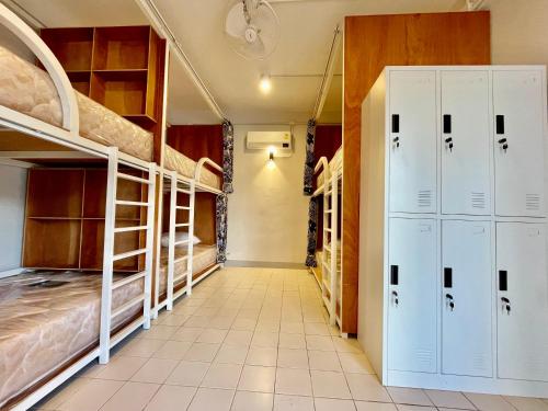- un couloir avec des lits superposés dans une auberge de jeunesse dans l'établissement Secret Corner Boutique Hostel, à Chiang Rai