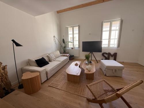 a living room with a couch and a table at Chambre cosy au cœur de Saint Michel in Bordeaux