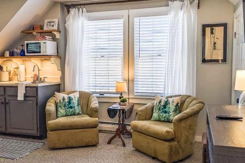 two chairs and a table in a living room at Cozy Ludlow Escape & Teddy's Getaway in Ludlow