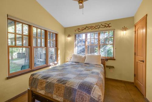 Giường trong phòng chung tại Creekside Guest Cottage - 61 E 200- 1 Bed