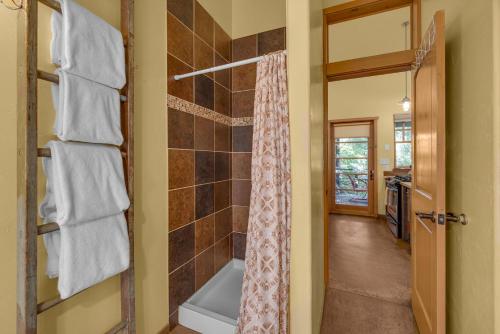 Phòng tắm tại Creekside Guest Cottage - 61 E 200- 1 Bed