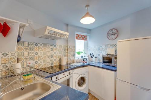 ClareにあるThe Old Shoe Shop, 5 Well Laneのシンクと洗濯機付きのキッチン