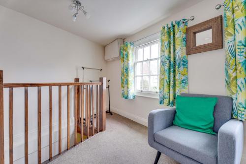 ClareにあるThe Old Shoe Shop, 5 Well Laneのリビングルーム(椅子、窓付)