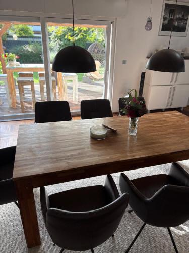 a dining room with a wooden table and chairs at Haus am Meer in Koserow in Ostseebad Koserow