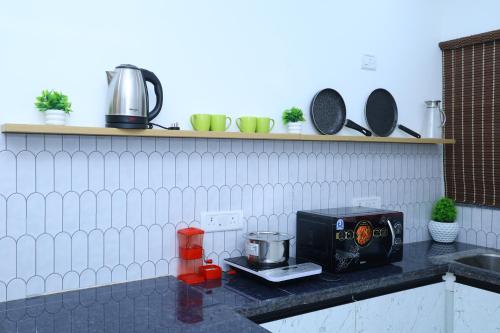 Кухня или мини-кухня в 3 BHK Homestay Near CHENNAI AIRPORT
