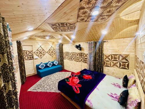 een slaapkamer met een bed in een kamer met houten wanden bij Little blue Moon in Srinagar