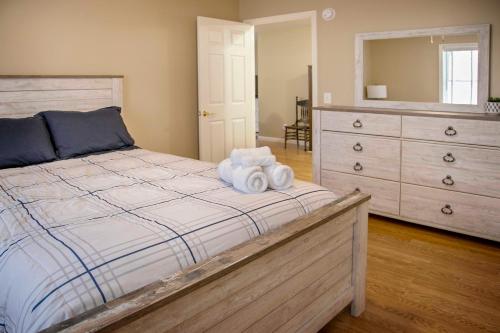 Un dormitorio con una cama con dos toallas encima. en Lodge on Lamoka Guest House, en Bradford