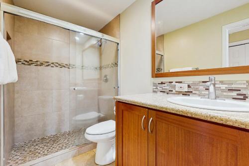 Un baño con inodoro, lavabo y ducha. en Lahaina Shores 125, en Lahaina