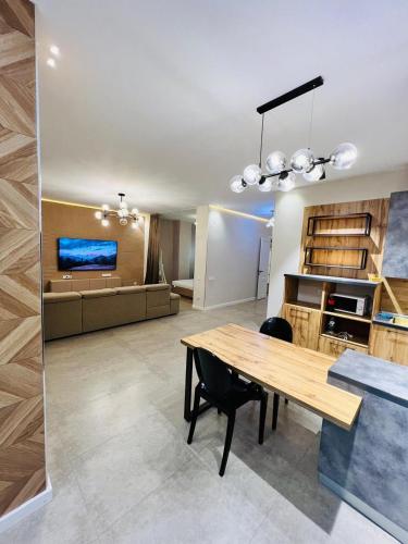 アクタウにあるFlorenceのダイニングルーム(テーブル、テレビ付)