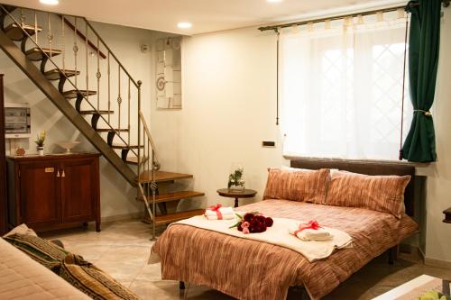 Un dormitorio con una cama y una escalera. en Villa Forzisi locazioni brevi, en Fiumefreddo di Sicilia