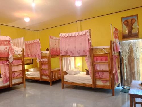 Ένα ή περισσότερα κρεβάτια σε δωμάτιο στο Emily Dormitory Hostel