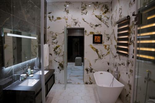 ein Badezimmer mit Toilette, Waschbecken und Badewanne in der Unterkunft PIO Suites Lekki in Lekki